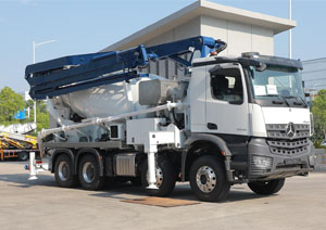 Maintenance of mixer truck on heavy rain day