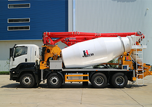 Maintenance of mixer truck on heavy rain day