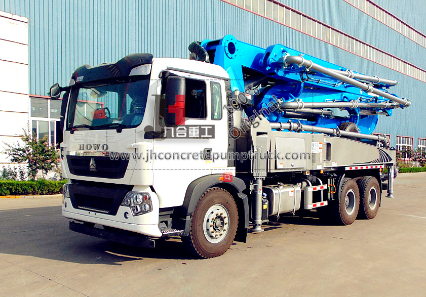 Attention for operating concrete pump truck
